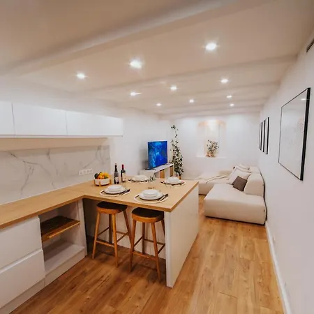 Perfect Family-oriented And Recently Renovated Townhouse In The Old Antibes