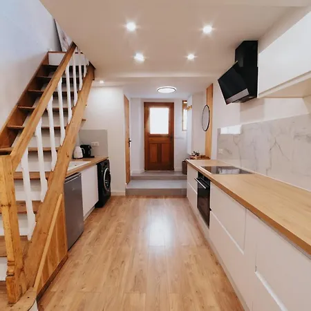 Perfect Family-oriented And Recently Renovated Townhouse In The Old Apartment *