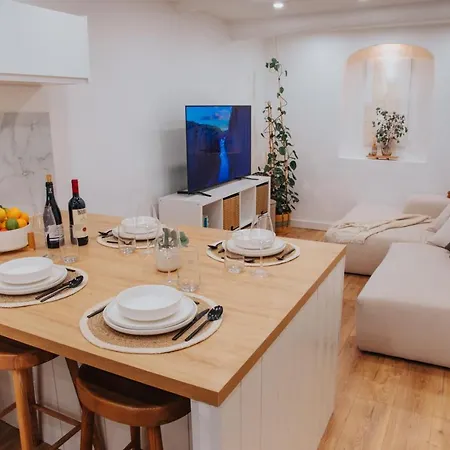 Perfect Family-oriented And Recently Renovated Townhouse In The Old