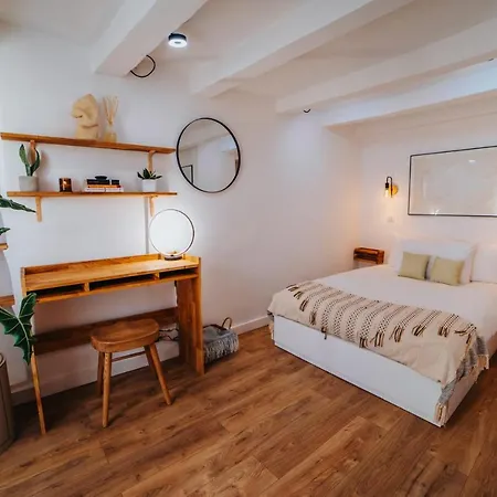 Perfect Family-oriented And Recently Renovated Townhouse In The Old