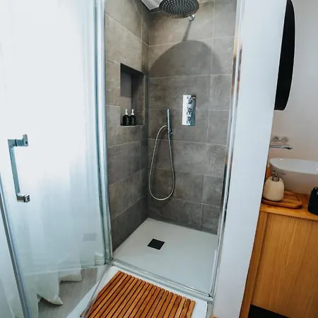 Perfect Family-oriented And Recently Renovated Townhouse In The Old