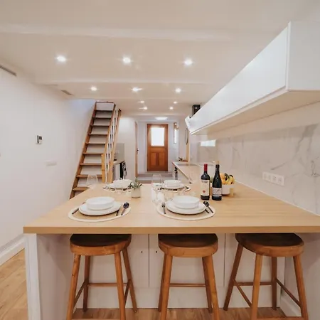 Perfect Family-oriented And Recently Renovated Townhouse In The Old