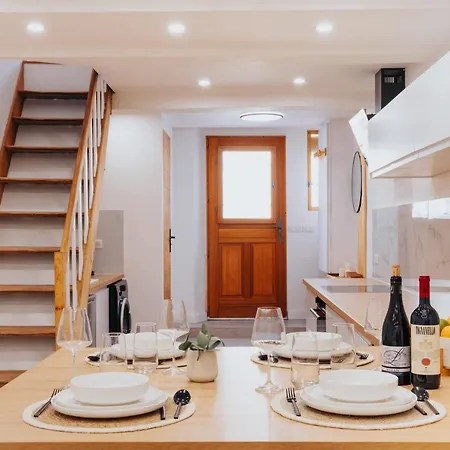 Perfect Family-oriented And Recently Renovated Townhouse In The Old *