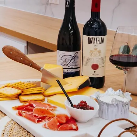 Perfect Family-oriented And Recently Renovated Townhouse In The Old *