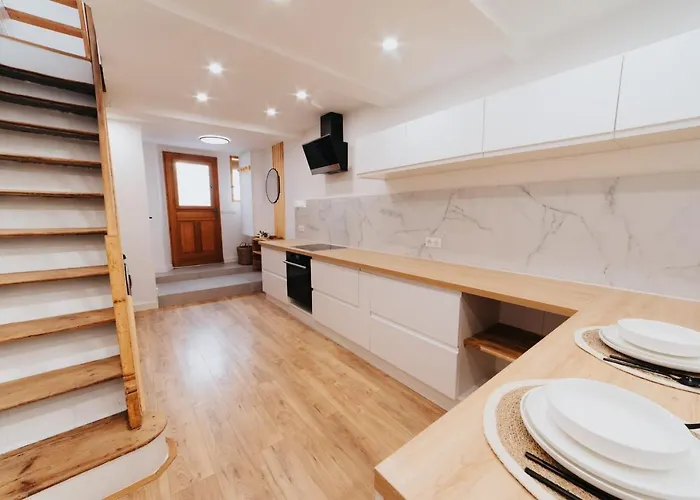 Perfect Family-oriented And Recently Renovated Townhouse In The Old דירה