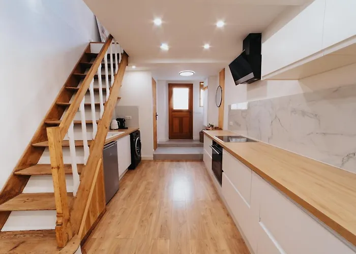 Perfect Family-oriented And Recently Renovated Townhouse In The Old 公寓 *