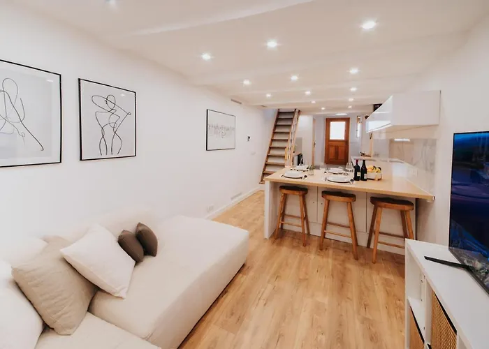 Perfect Family-oriented And Recently Renovated Townhouse In The Old * Antibes