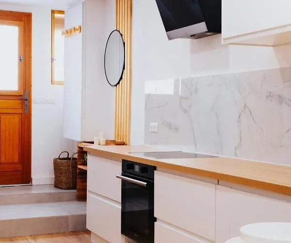 Perfect Family-oriented And Recently Renovated Townhouse In The Old 公寓 *