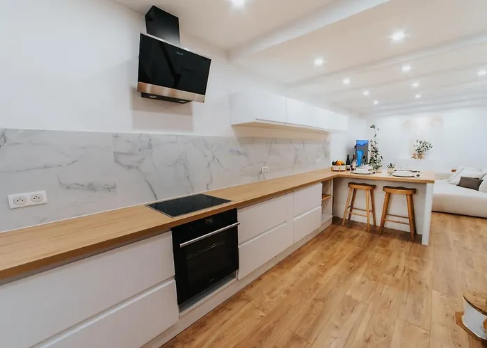 Perfect Family-oriented And Recently Renovated Townhouse In The Old 公寓 *