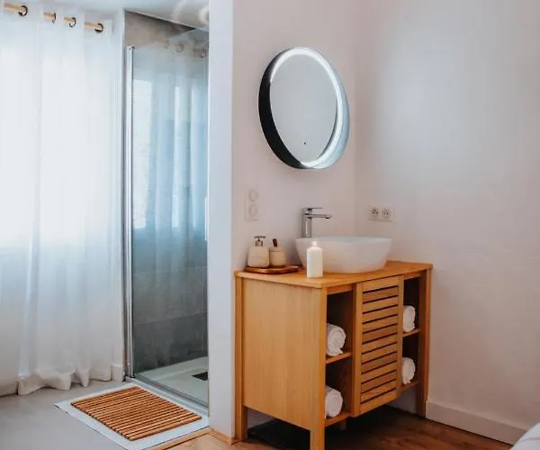 Perfect Family-oriented And Recently Renovated Townhouse In The Old 昂蒂布