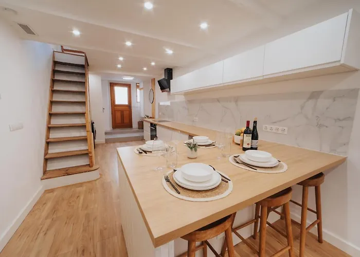 Perfect Family-oriented And Recently Renovated Townhouse In The Old 昂蒂布