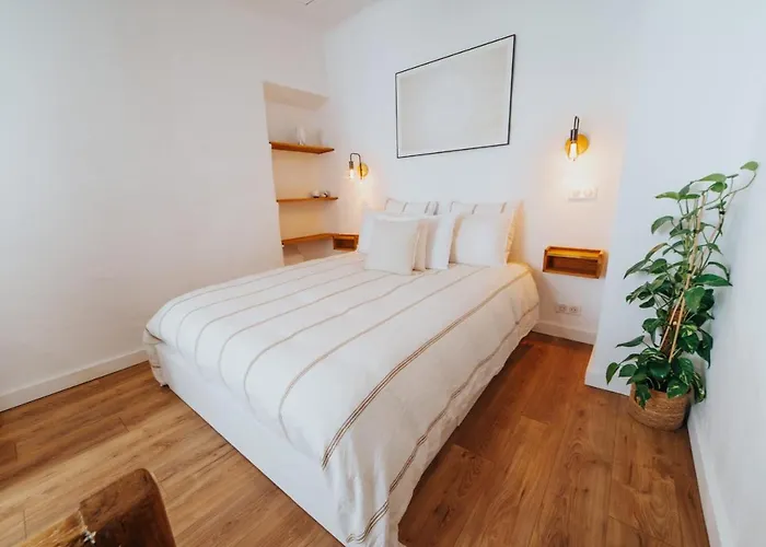 Perfect Family-oriented And Recently Renovated Townhouse In The Old * 昂蒂布