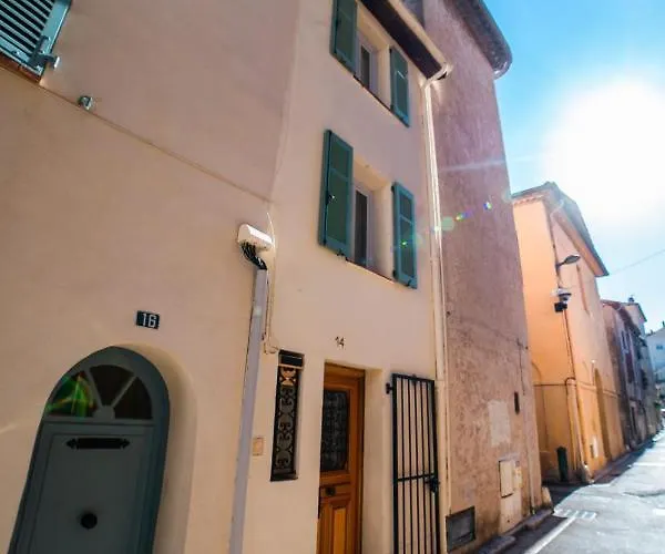 Perfect Family-oriented And Recently Renovated Townhouse In The Old